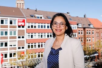 Serpil Midyatli, SPD-Landesvorsitzende, schaut in die Kamera (Archivbild): Midyatli konnte 85 Prozent der Stimmen für sich entscheiden.