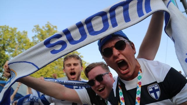 Finnische Fans feiern bereits vor dem Spiel in St.