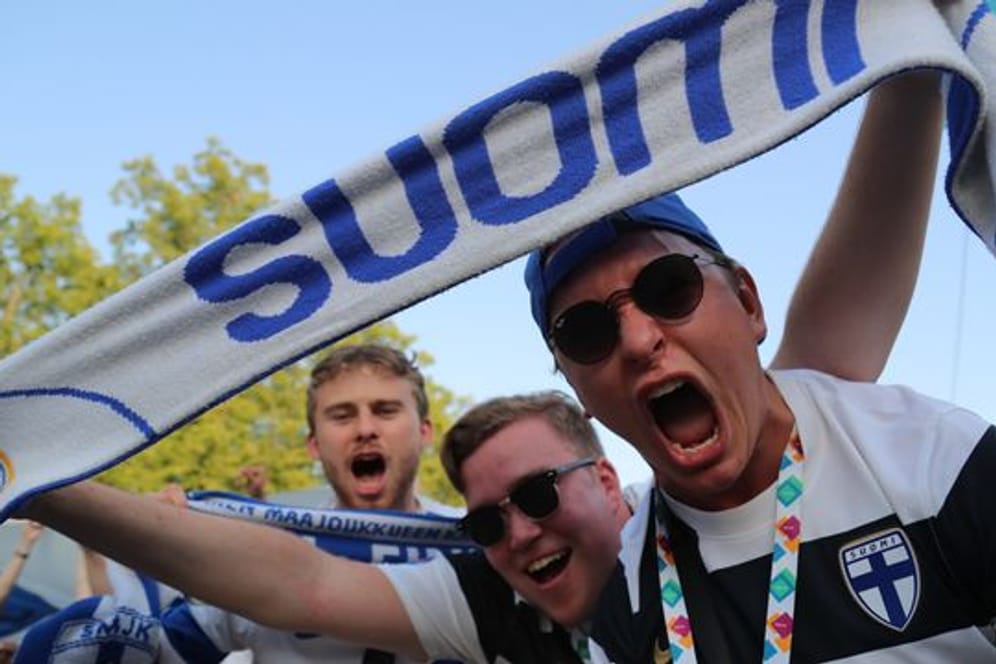 Finnische Fans feiern bereits vor dem Spiel in St.