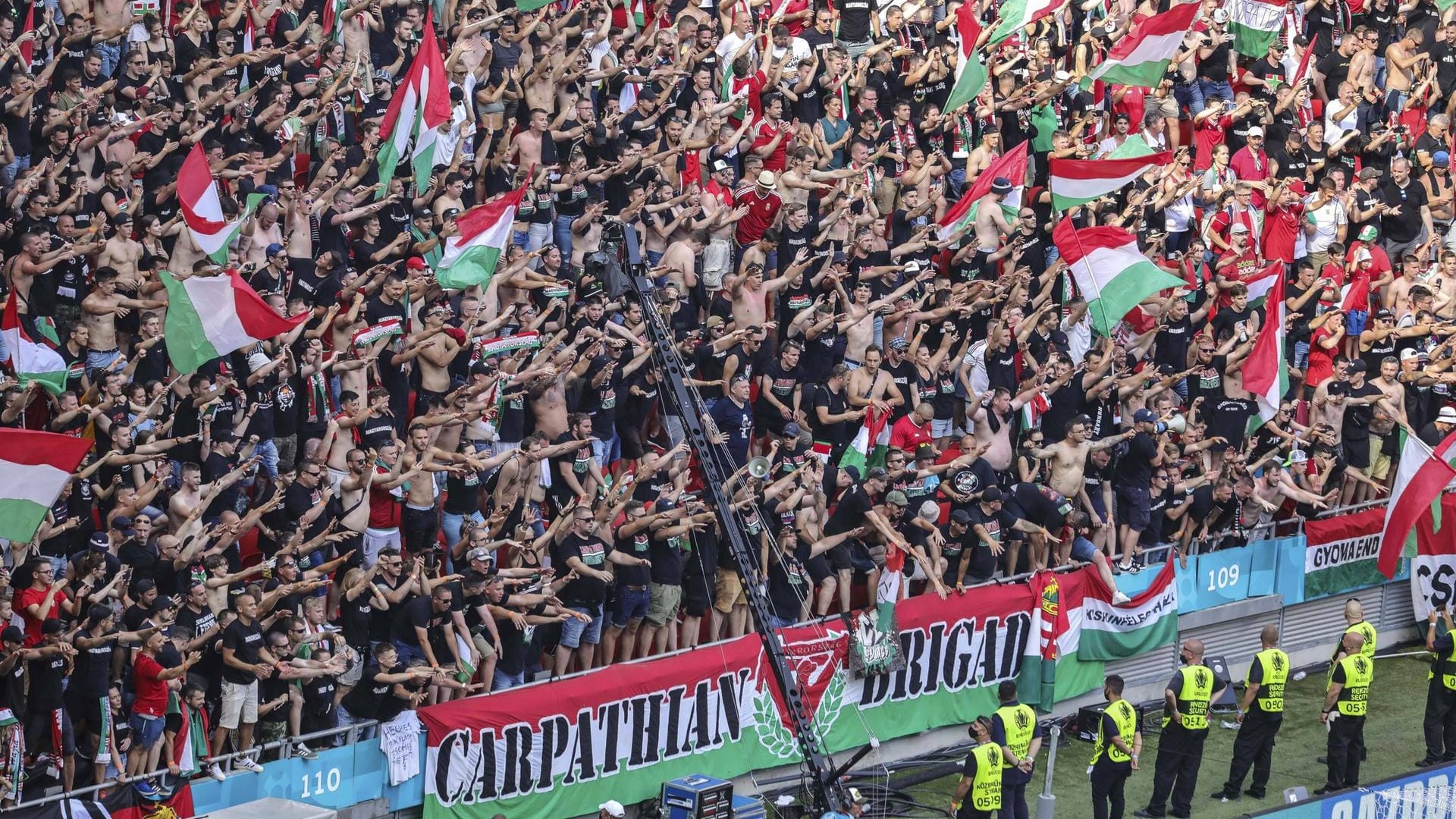 In der Budapester Puskas Arena bildete die "Carpathian Brigade" einen bedrohlichen schwarzen Block.