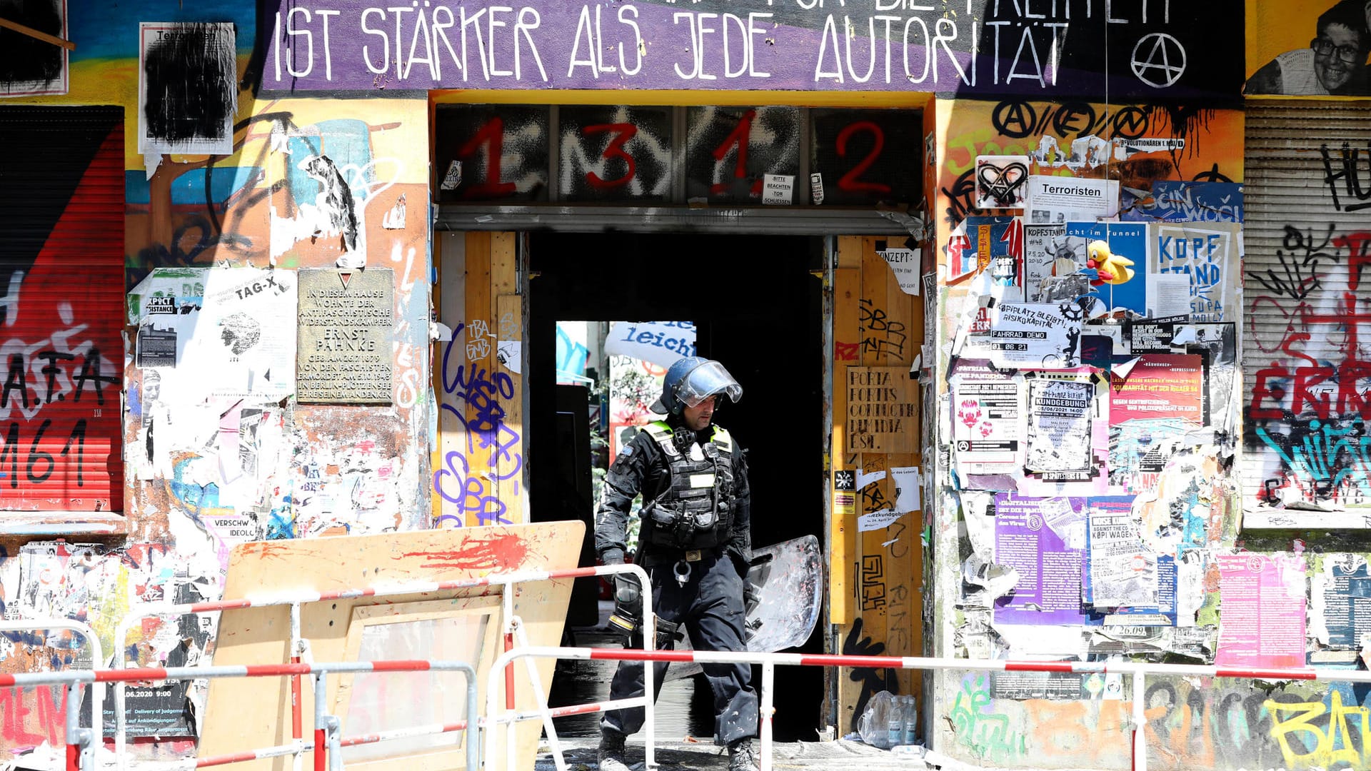 Ein Polizist läuft aus dem teilbesetzten Haus "Rigaer 94" (Archivbild): Rund um eine Brandschutzbegehung war es immer wieder zu Angriffen auf Beamte gekommen.