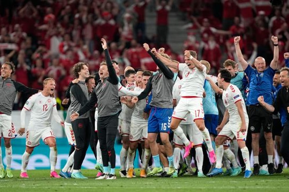 Die dänischen Kicker feiern nach dem Spiel.