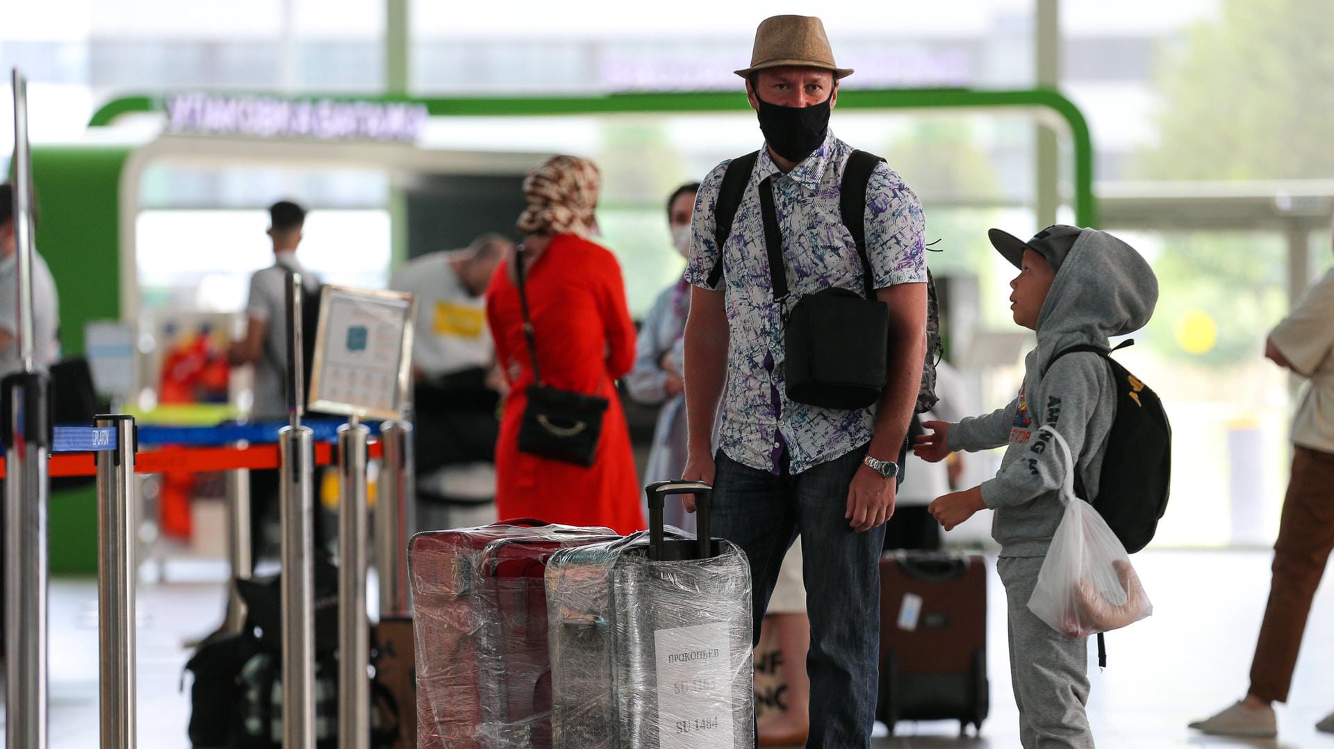 Mundschutz, Testen, Abstand: Passagiere am Flughafen