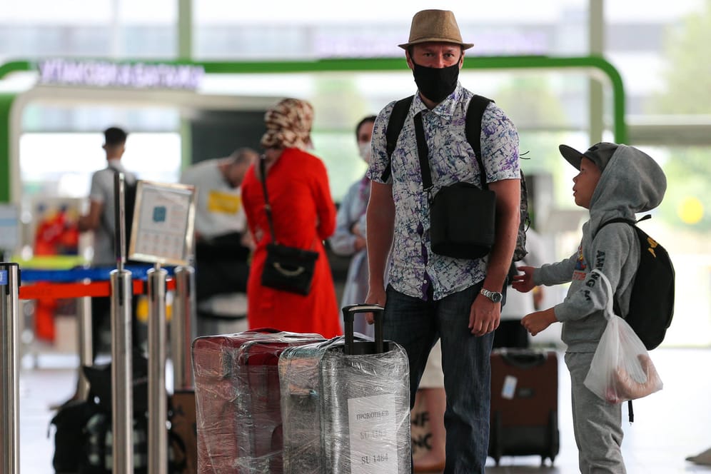 Mundschutz, Testen, Abstand: Passagiere am Flughafen