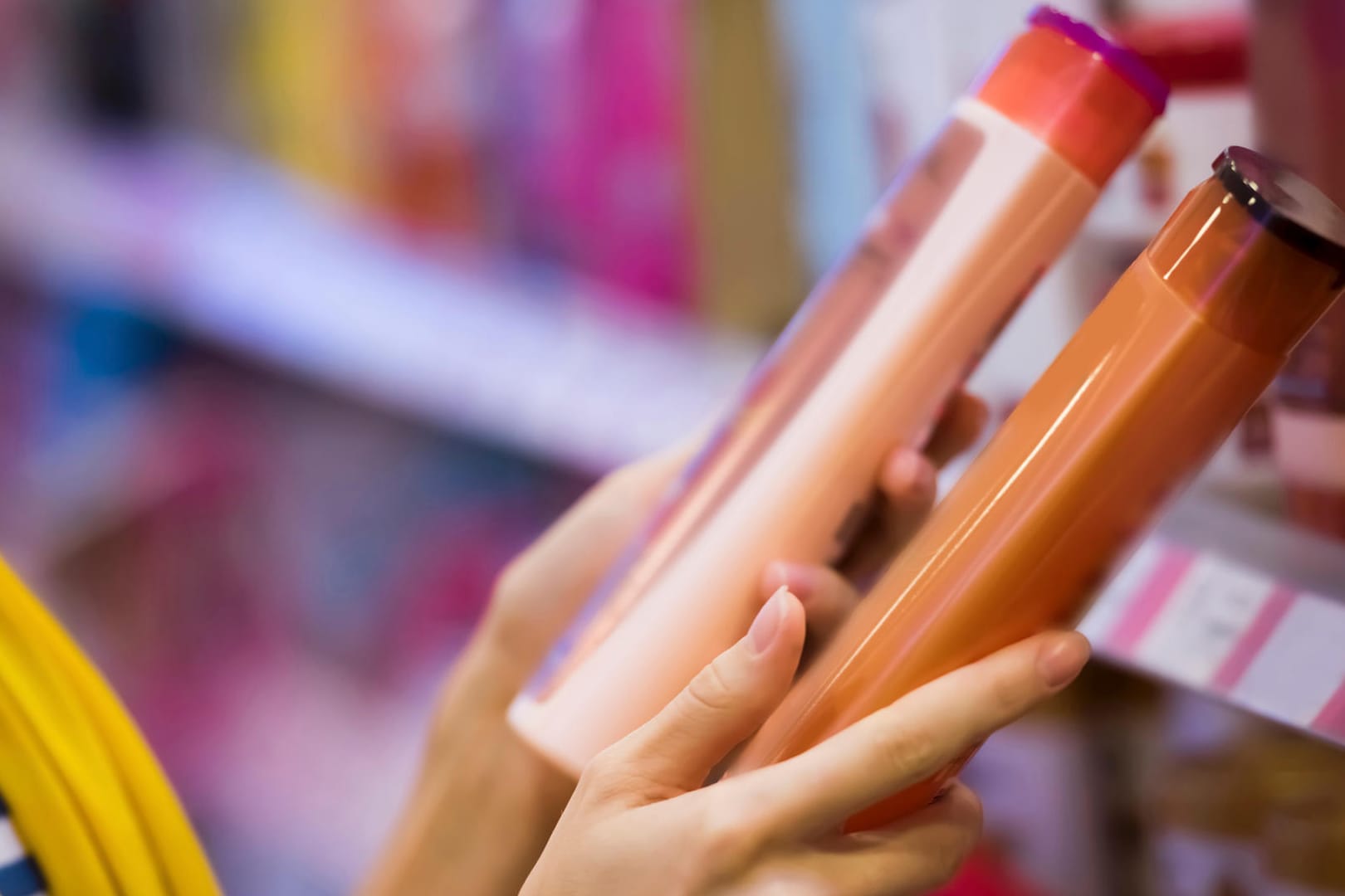Shampoo: Bei insgesamt 20 Produkten für coloriertes Haar hat "Öko-Test" die Inhaltsstoffe genauer angesehen.