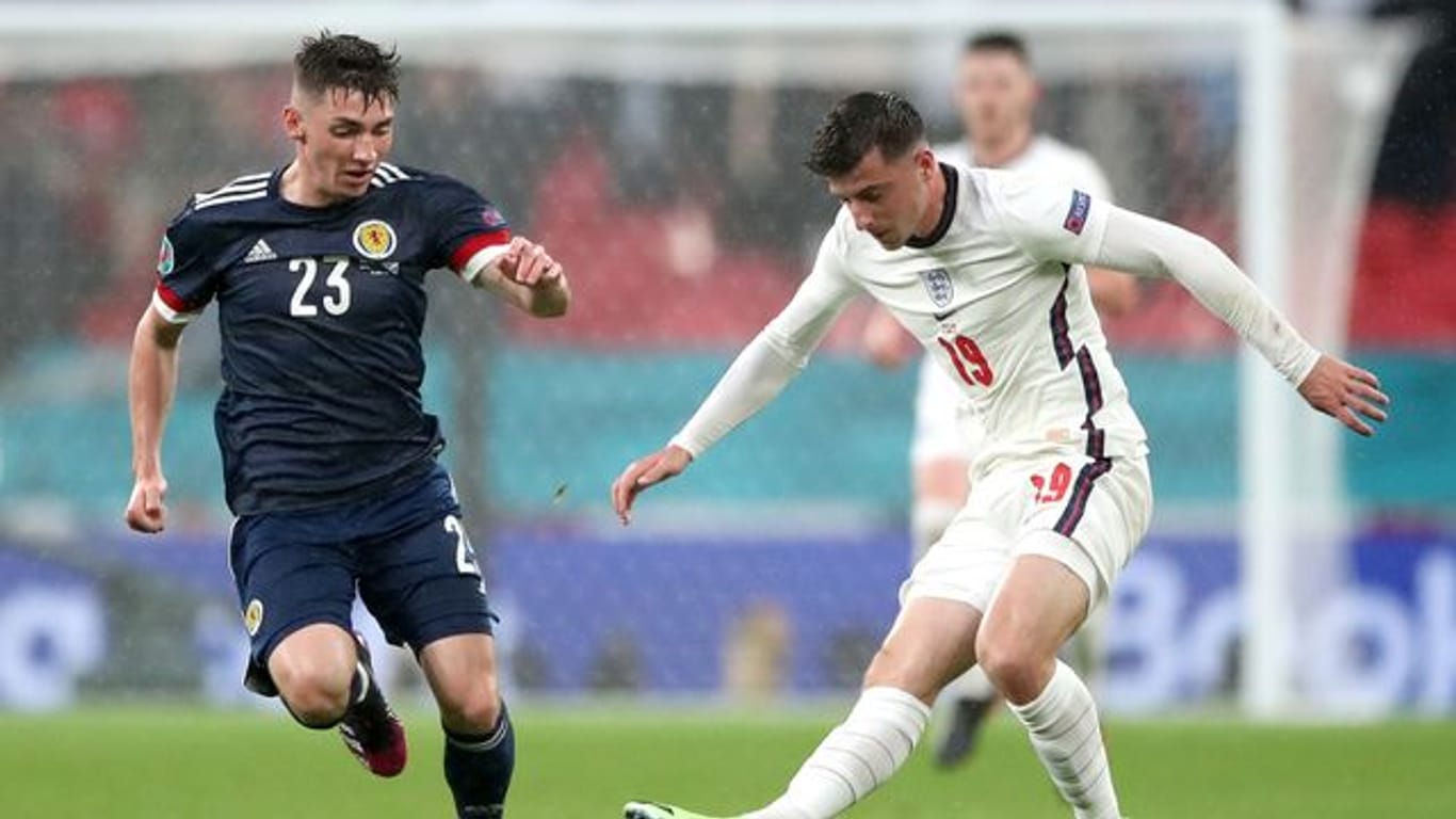 Englands Mason Mount (r) im Duell mit Schottlands Billy Gilmour.