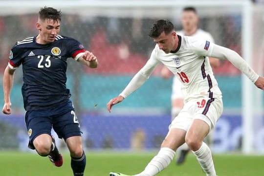 Englands Mason Mount (r) im Duell mit Schottlands Billy Gilmour.