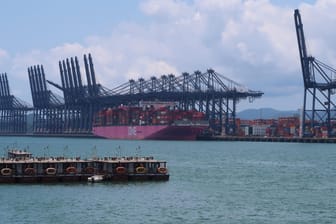 Der Hafen von Yantian in Shenzhen (Archivbild): Hier stauen sich seit einigen Wochen zahlreiche Containerschiffe.