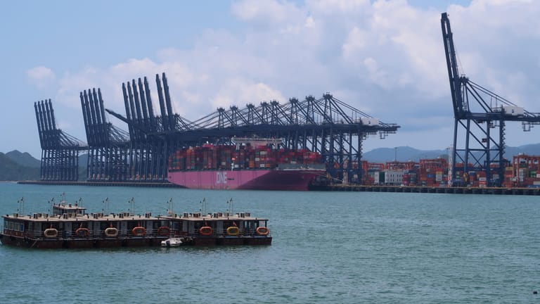 Der Hafen von Yantian in Shenzhen (Archivbild): Hier stauen sich seit einigen Wochen zahlreiche Containerschiffe.
