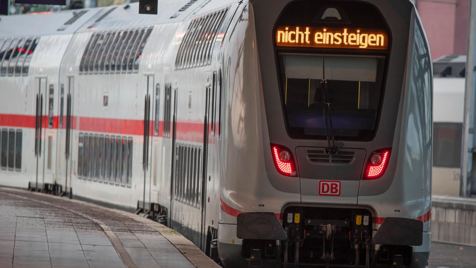 Ein Zug fährt in den Hauptbahnhof Köln ein (Archivbild): Ein junger Mann hat Courage gezeigt und einen Angreifer vor dem Sturz ins Gleisbett bewahrt. Ein Zug fährt in den Hauptbahnhof Köln ein (Archivbild): Ein junger Mann hat Courage gezeigt und einen Angreifer vor dem Sturz ins Gleisbett bewahrt.