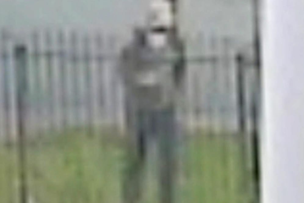 Standbild aus dem Überwachungsvideo: Die Ermittler suchen diesen Mann.