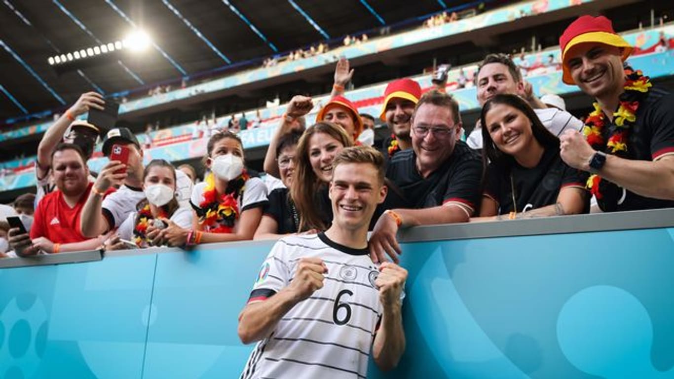 Joshua Kimmich macht nach dem Portugal-Spiel ein Foto mit seiner Freundin, seiner Familie und deutschen Fans.