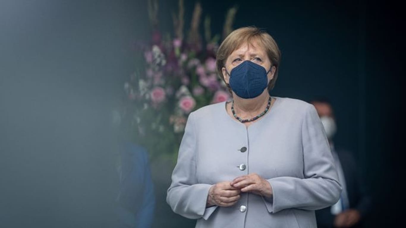 Angela Merkel warnt vor voll besetzten Stadien.