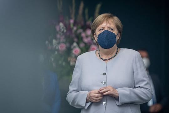 Angela Merkel warnt vor voll besetzten Stadien.