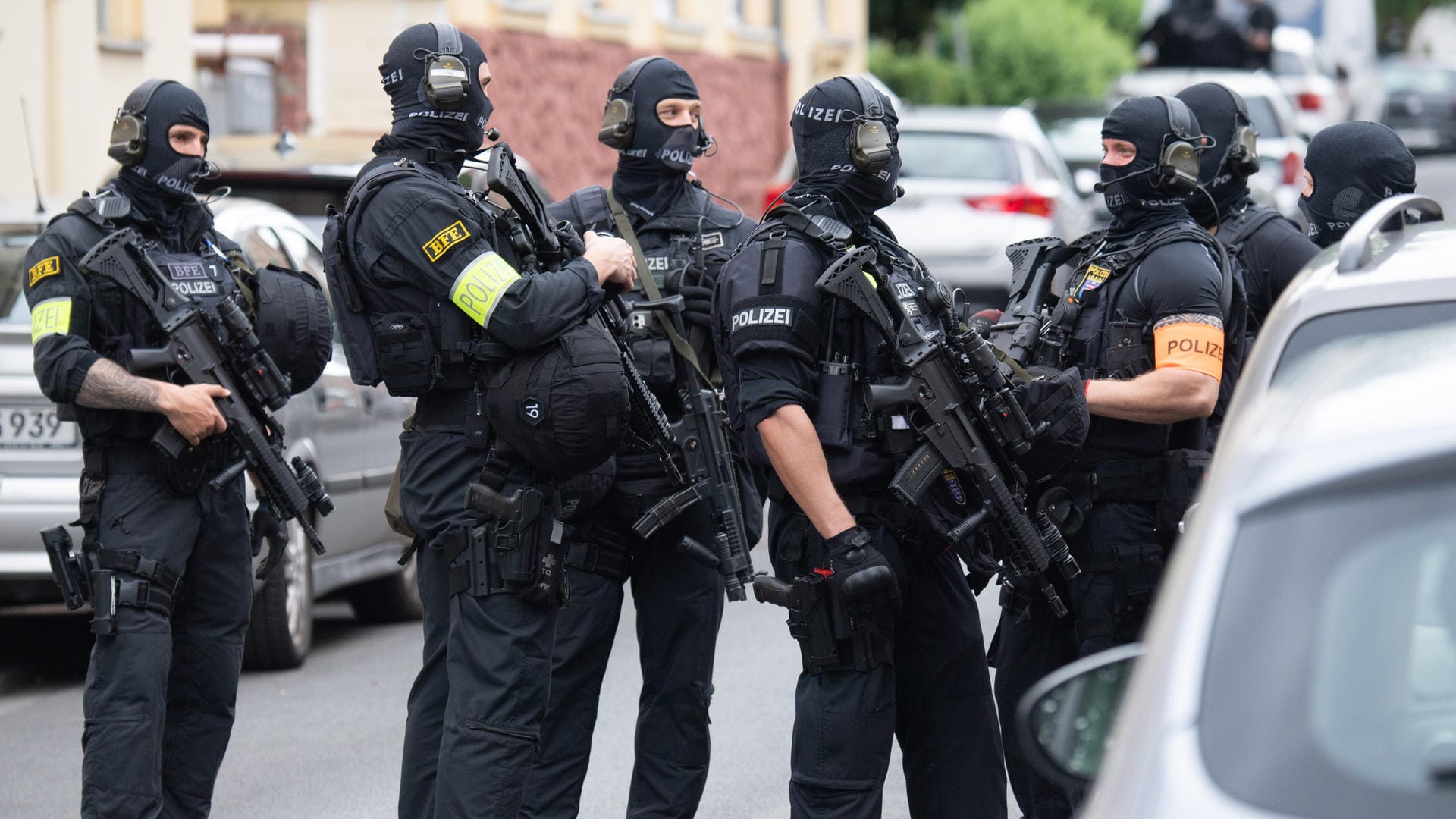 Schwer bewaffnete Beamte sichern eine Straße: Zuvor waren hier mehrere Schüsse zu hören.