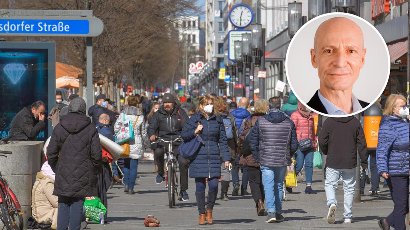 Eine volle Fußgängerzone in Berlin (Symbolbild): Wer im Alter seinen Lebensstandard halten will, sollte früh anfangen zu sparen.