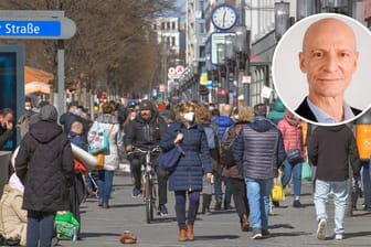 Eine volle Fußgängerzone in Berlin (Symbolbild): Wer im Alter seinen Lebensstandard halten will, sollte früh anfangen zu sparen.