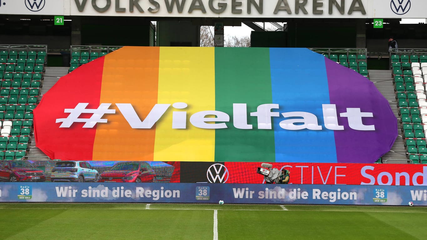 Ein Banner über den Sitzen in der Volkswagen Arena (Archivbild): Beim EM-Spiel der deutschen Nationalmannschaft soll die Arena in Regenbogenfarben leúchten.