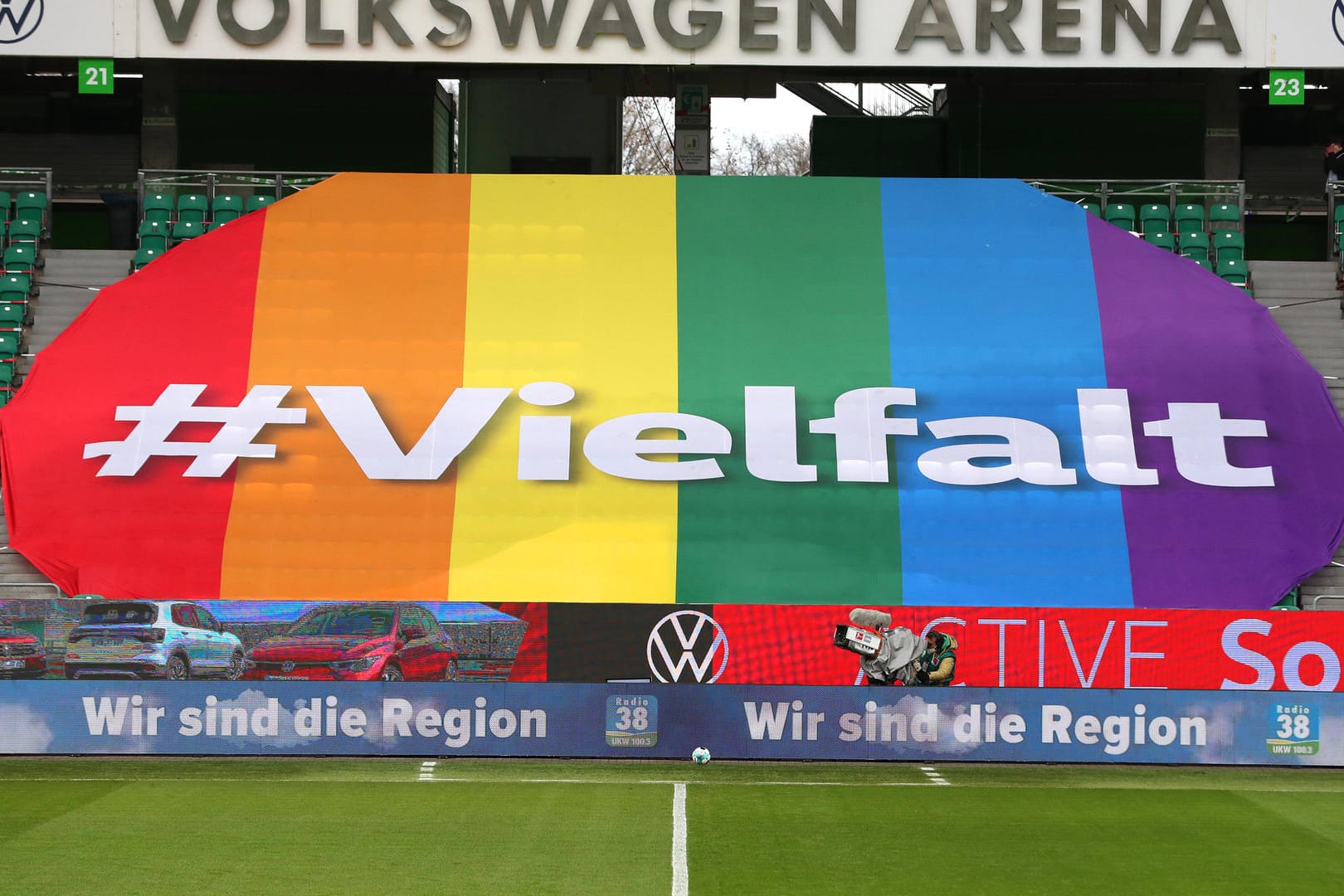 Ein Banner über den Sitzen in der Volkswagen Arena (Archivbild): Beim EM-Spiel der deutschen Nationalmannschaft soll die Arena in Regenbogenfarben leúchten.