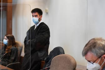 Rechtsanwalt Goetze (Mitte) wartet bei Prozessbeginn auf den Angeklagten: Der Krankenpfleger soll während eines Nachtdienstes einen schwer dementen Patienten getötet haben.