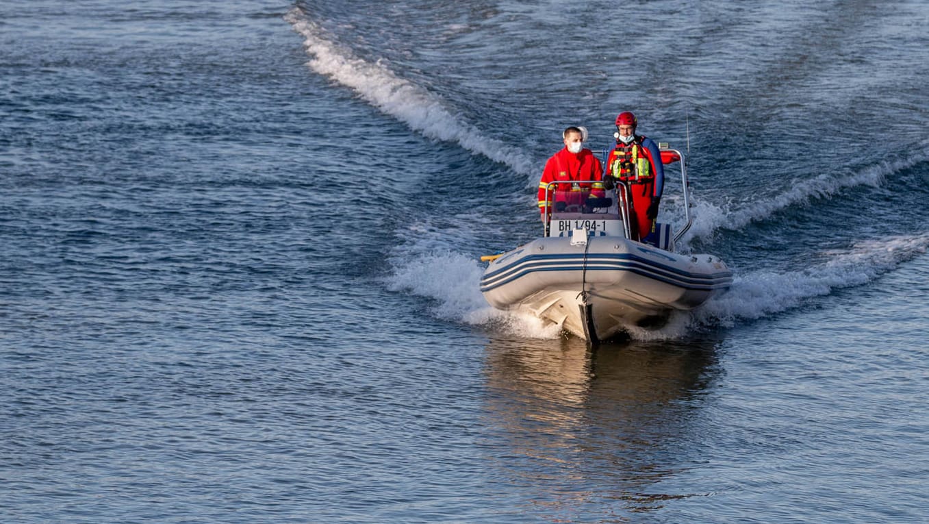 Wasserrettung bei einem Einsatz (Symbolbild): Am Sonntag wurde eine leblose Person aus dem Rhein geborgen. Wasserrettung bei einem Einsatz (Symbolbild): Am Sonntag wurde eine leblose Person aus dem Rhein geborgen.
