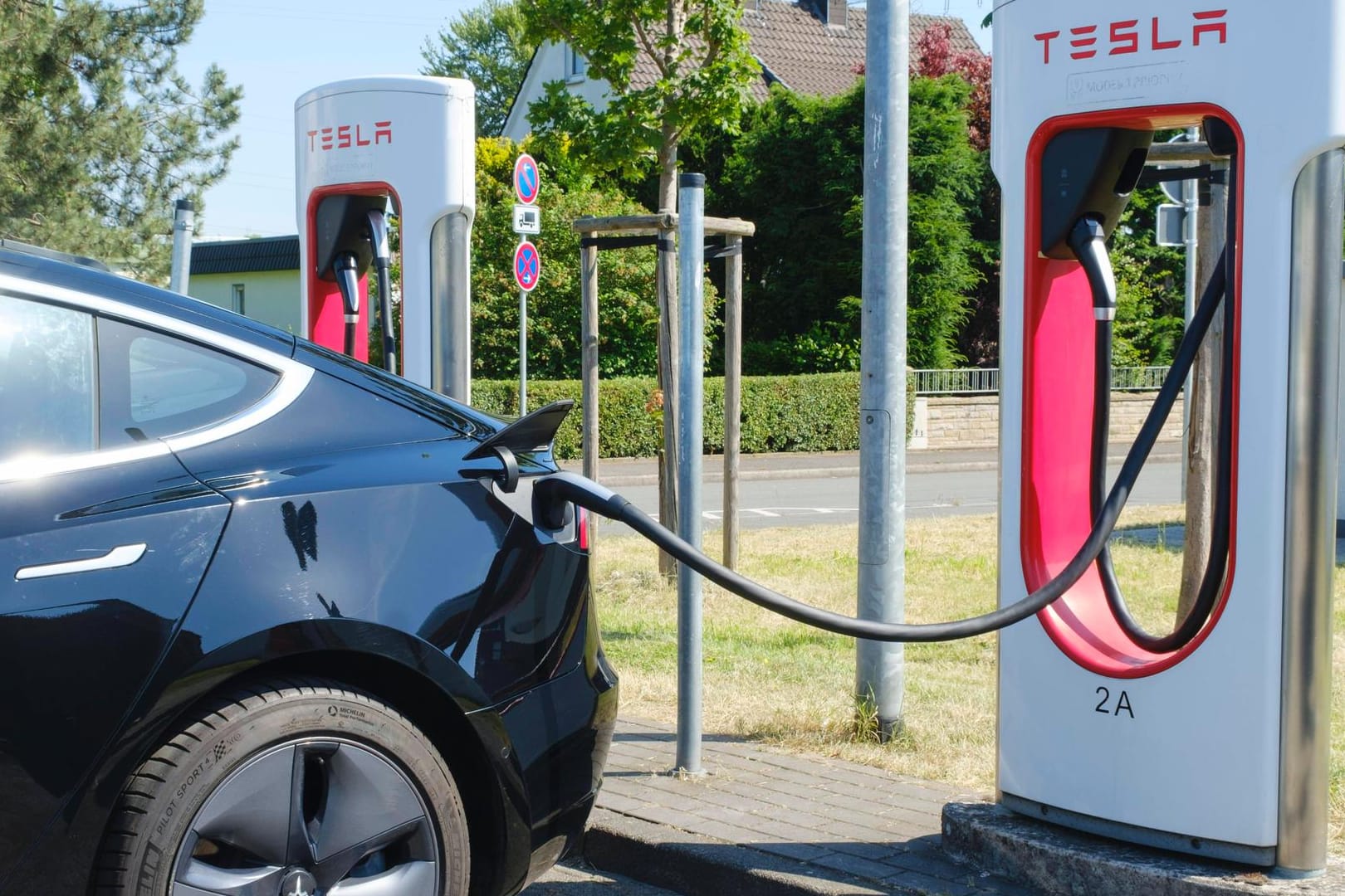 Strom tanken: Das CO2-Einsparpotential des Elektroautos sei falsch berechnet, sagen Wissenschaftler. Darüber tobt nun ein Streit.