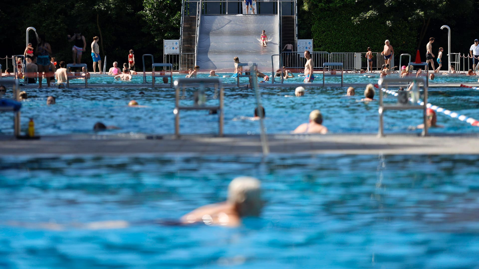 Schwimmende Personen in einem Freibad (Symbolbild): Zwei Kinder klagten über gesundheitliche Probleme. Schwimmende Personen in einem Freibad (Symbolbild): Zwei Kinder klagten über gesundheitliche Probleme.