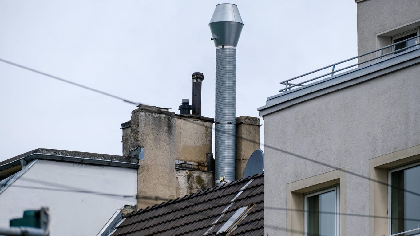 Mietshaus in Düsseldorf: Vermieter können die Zusatzkosten für den CO2-Preis von derzeit 25 Euro pro Tonne auch weiterhin auf die Mieter abwälzen.