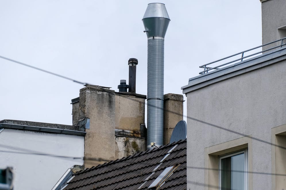 Mietshaus in Düsseldorf: Vermieter können die Zusatzkosten für den CO2-Preis von derzeit 25 Euro pro Tonne auch weiterhin auf die Mieter abwälzen.