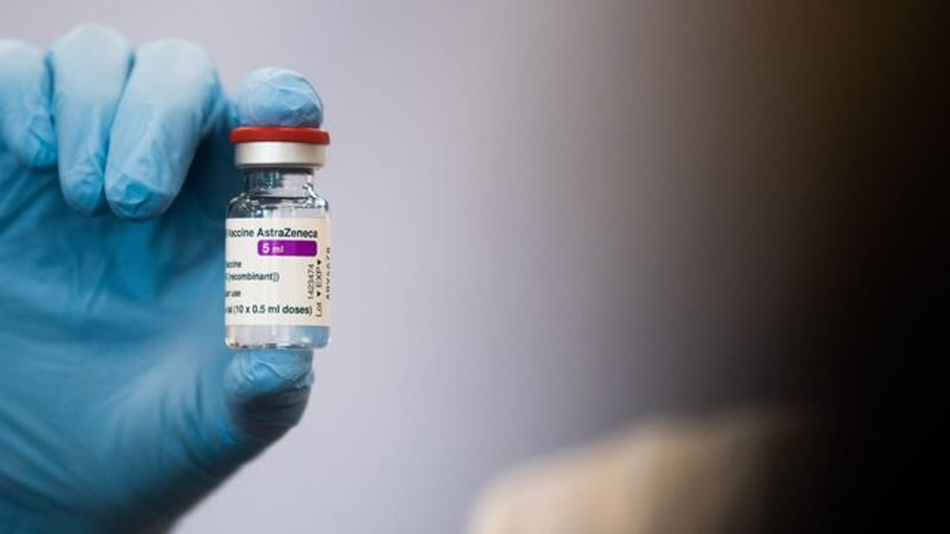 Eine Ärztin zeigt eine Ampulle mit dem Corona-Impfstoff Astrazeneca: Mehr Menschn können sich jetzt mit dem Wirkstoff impfen lassen.