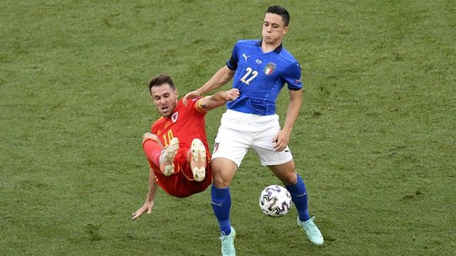 Italiens Giacomo Raspadori (r) im Duell mit dem Waliser Aaron Ramsey.