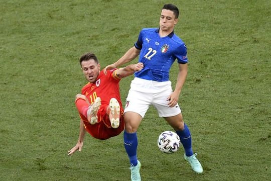 Italiens Giacomo Raspadori (r) im Duell mit dem Waliser Aaron Ramsey.