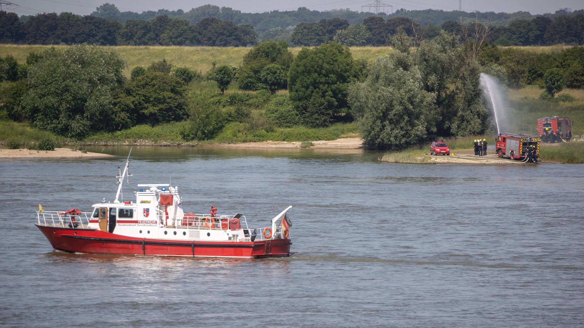 Feuerwehr und Polizei am Rhein (Symbolbild): Ein Mann ist im Rhein ertrunken.