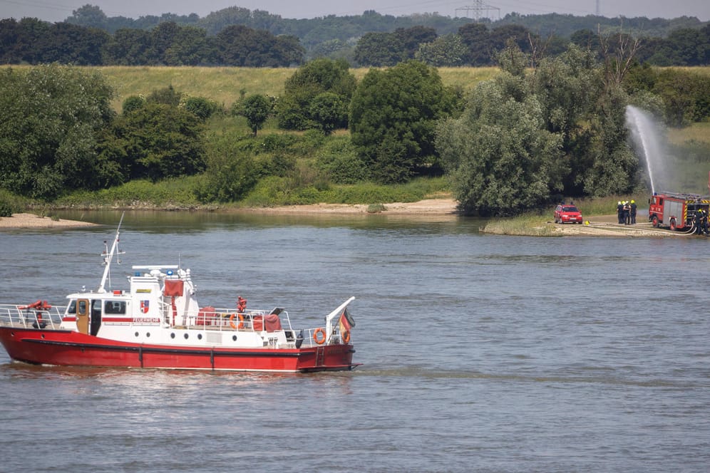 Feuerwehr und Polizei am Rhein (Symbolbild): Ein Mann ist im Rhein ertrunken.