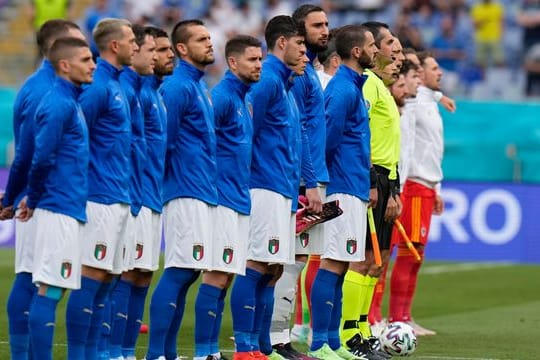 Die italienischen (l) und walisischen Spieler vor Anpfiff der Begegnung.