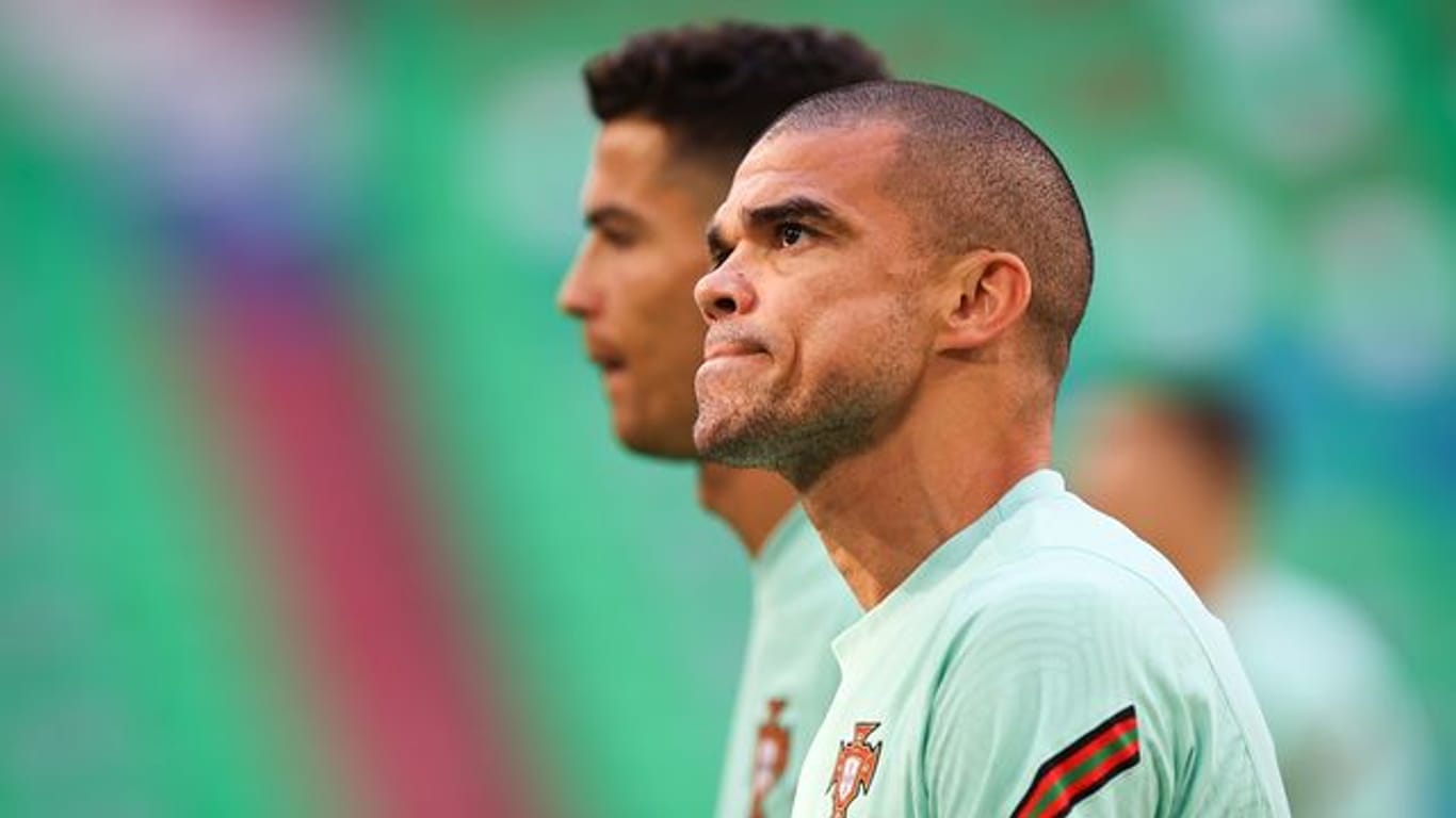 Portugals Pepe (r) und Cristiano Ronaldo beim Aufwärmen.