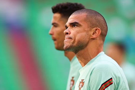 Portugals Pepe (r) und Cristiano Ronaldo beim Aufwärmen.