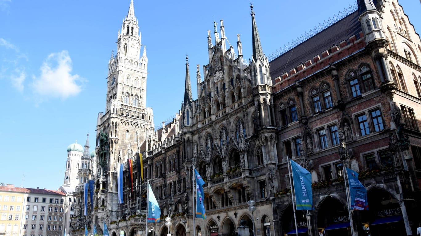 Das Münchner Rathaus soll beflaggt werden.