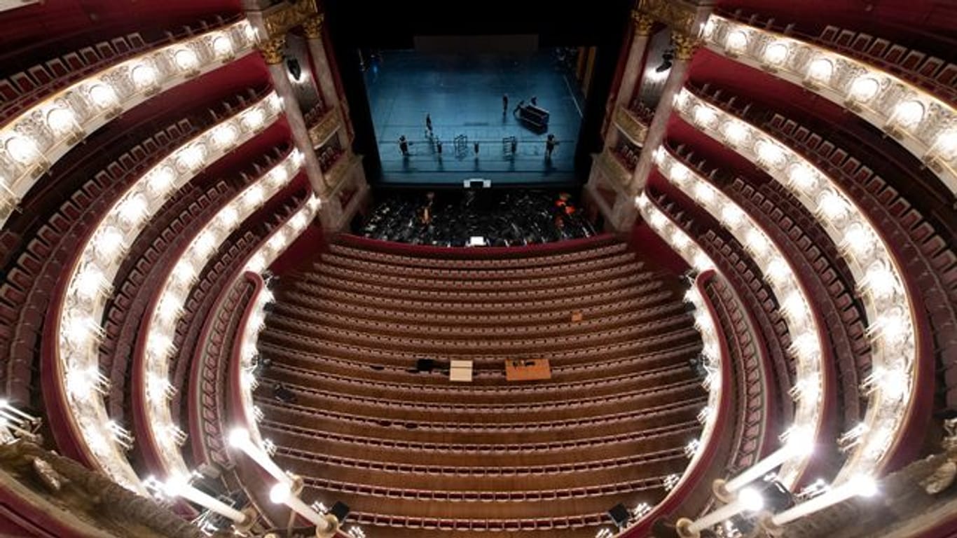 Die Bühne in der Bayerischen Staatsoper in München wird für die Opernfestspiele vorbereitet.