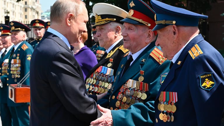 Putin mit Veteranen am 80. Jahrestag des Überfalls auf die Sowjetunion.