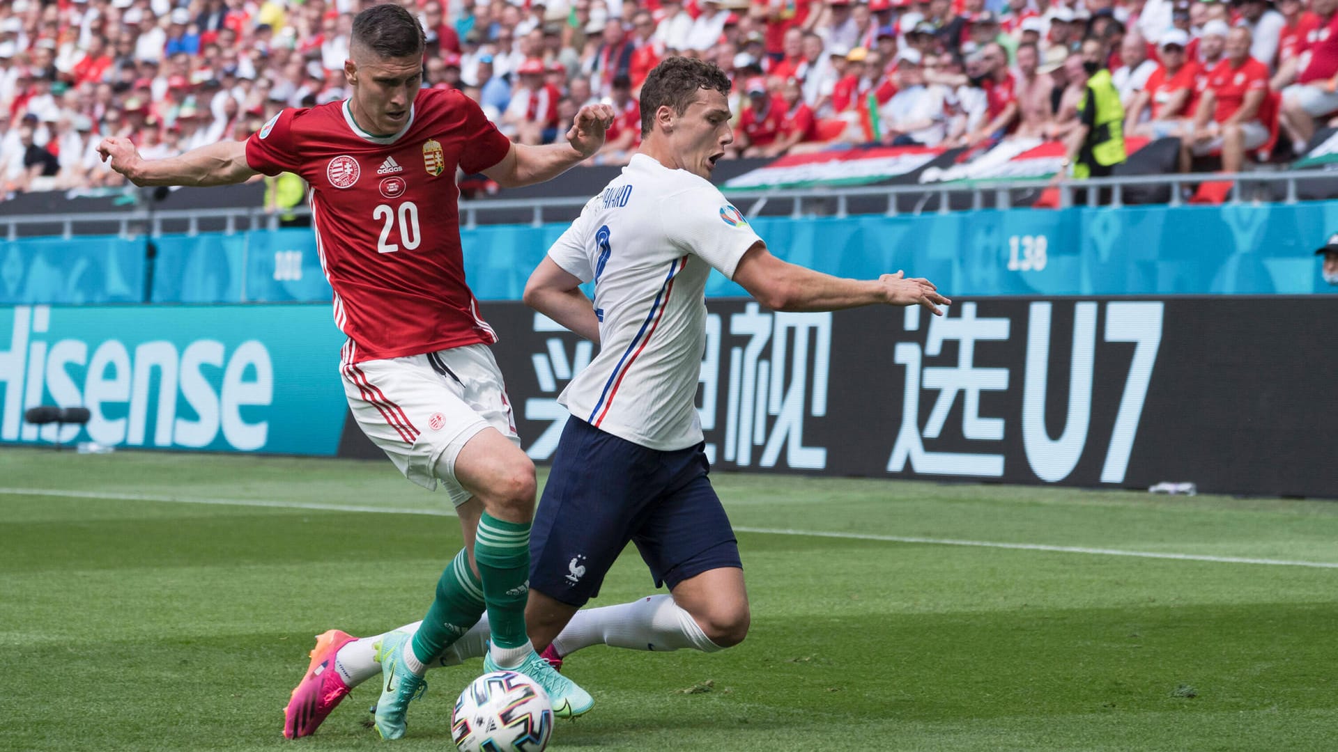 Roland Sallai (l.) im Duell mit Benjamin Pavard.