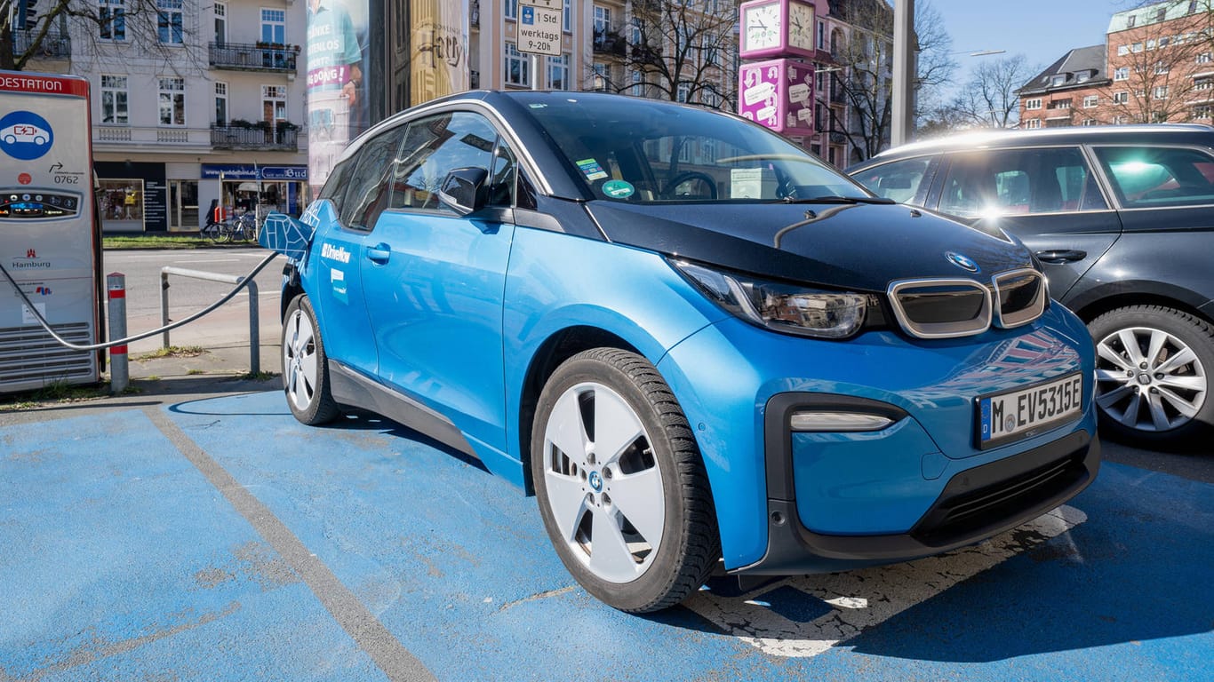 Ein BMW i3 (Symbolbild): Der Chef des bayrischen Autobauers hat vor Verboten beim Klimaschutz gewarnt.