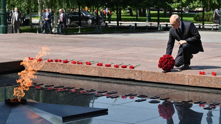 Präsident Putin legt Blumen in Moskau nieder: Lob für "den Mut und die Standhaftigkeit der Helden der Roten Armee".