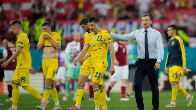 Brauchen für das Erreichen Glück und Schützenhilfe: Der ukrainische Trainer Andrej Schewtschenko (2.