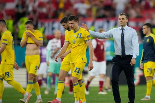 Brauchen für das Erreichen Glück und Schützenhilfe: Der ukrainische Trainer Andrej Schewtschenko (2.