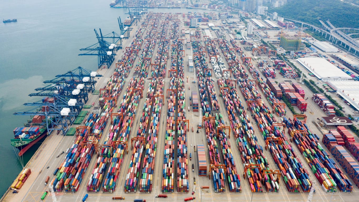 Container am Hafen von Yantian (Symbolbild): An der Südküste Chinas stauen sich die Schiffe.