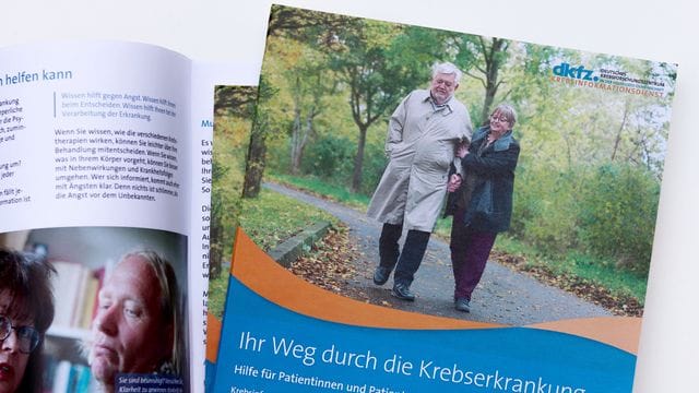 Eine neue Broschüre des Krebsinformationsdienstes hilft Krebspatienten mit Tipps und medizinischen Informationen.