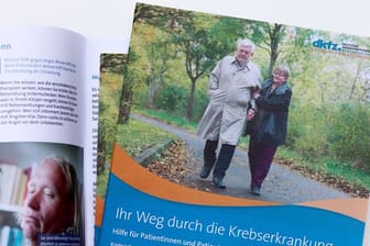 Eine neue Broschüre des Krebsinformationsdienstes hilft Krebspatienten mit Tipps und medizinischen Informationen.