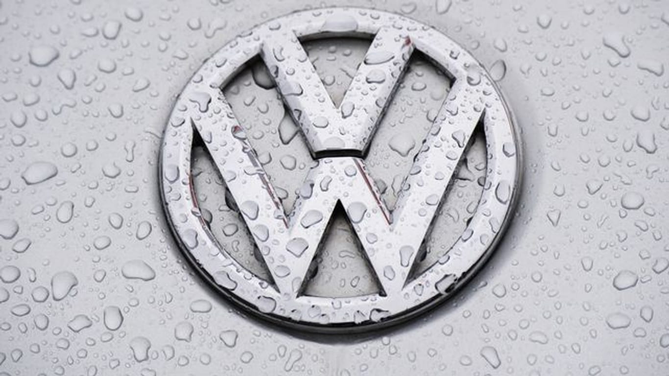 Regentropfen perlen auf einem Volkswagen Logo (Symbolbild): Das Urteil des Landgerichtes gegen VW ist rechtskräftig.