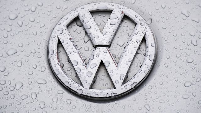 Regentropfen perlen auf einem Volkswagen Logo (Symbolbild): Das Urteil des Landgerichtes gegen VW ist rechtskräftig.